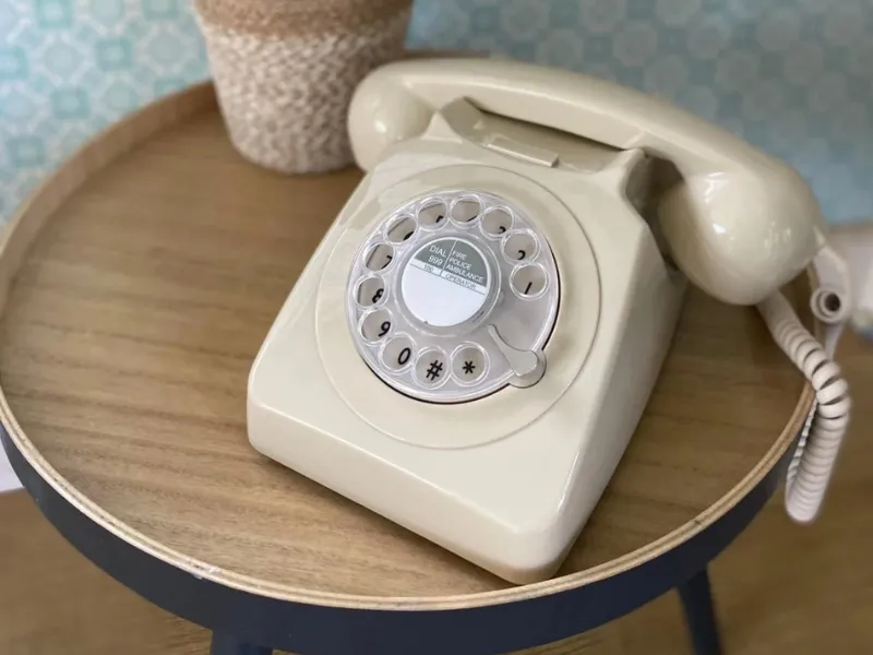 Guest leaving a voice message on the audio guestbook